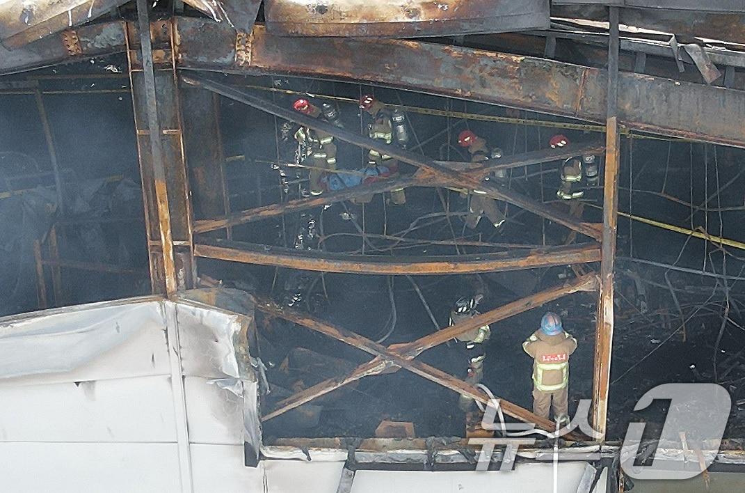 본문 이미지 - 24일 경기 화성시에 위치한 일차전지 제조 공장 아리셀에서 화재가 발생, 소방대원들이 시신을 수습하고 있다. (공동취재) 2024.6.24/뉴스1 ⓒ News1 김영운 기자