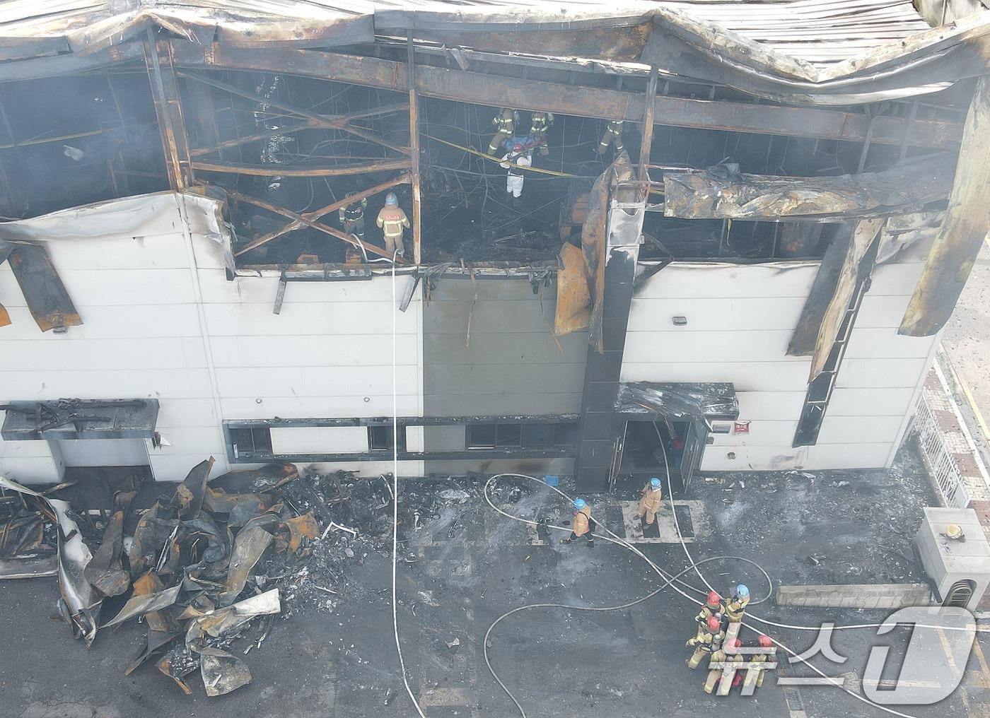 본문 이미지 - 24일 경기 화성시에 위치한 일차전지 제조 공장 아리셀에서 화재가 발생, 소방대원들이 시신을 수습하고 있다. (공동취재) 2024.6.24/뉴스1 ⓒ News1 김영운 기자