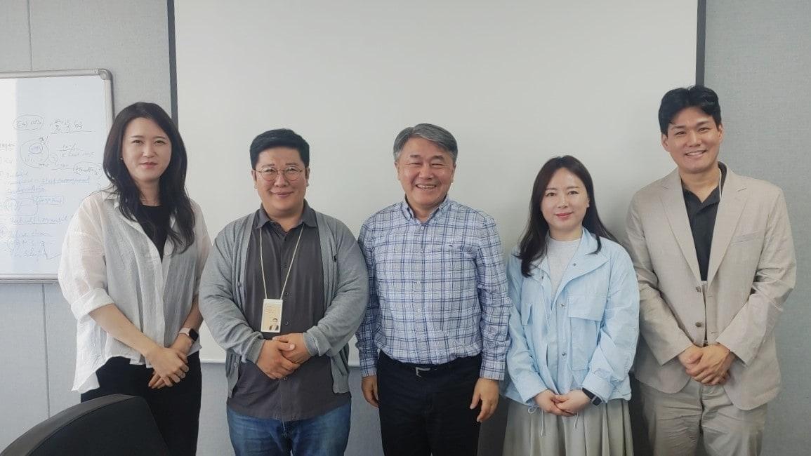 본문 이미지 - 윤태봉 LG전자 해외영업본부장(가운데)과 구성원들. (LG전자 제공). ⓒ 뉴스1