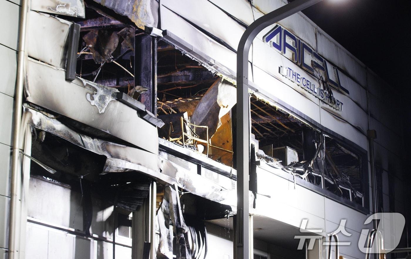 24일 오후 경기 화성시 일차전지 화재 현장에서 소방대원들이 현장 수습 작업을 하고 있다. (공동취재) 2024.6.24/뉴스1 ⓒ News1 김영운 기자