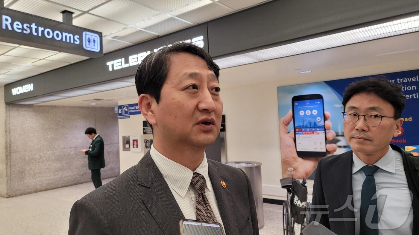 제1차 한미일 산업장관회의 참석차 미국을 방문한 안덕근 산업통상자원부 장관은 24일(현지시간) 워싱턴DC 인근 덜레스 국제공항에서 특파원들과 만나 질의응답을 하고 있다. 2024.06.24.