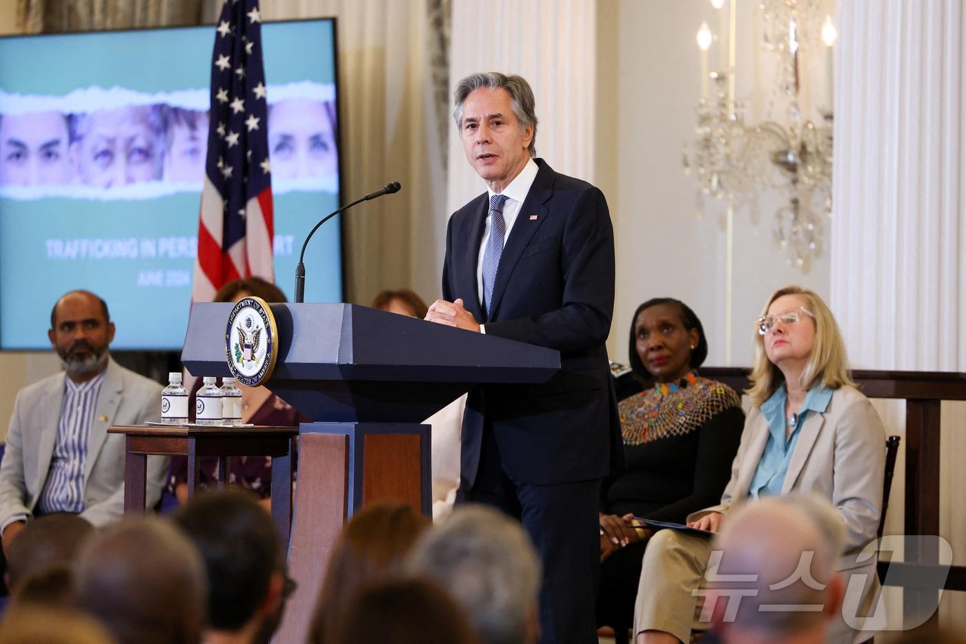 토니 블링컨 미국 국무장관이 24일(현지시간) 워싱턴DC 국무부 청사에서 '2024년 인신매매 보고서' 발간과 관련해 연설을 하고 있다. 2024.06.24. ⓒ 로이터=뉴스1 ⓒ News1 김현 특파원
