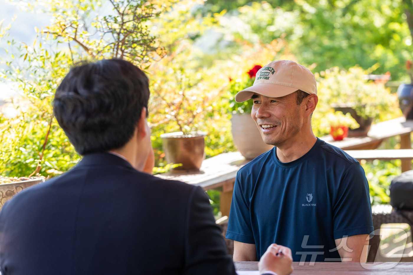 경기도 의왕시에서 오리숯불구이 전문점을 이용하는 조병진 사장님이 우아한 노무해결사 상담을 받고 있다. (배민 제공)
