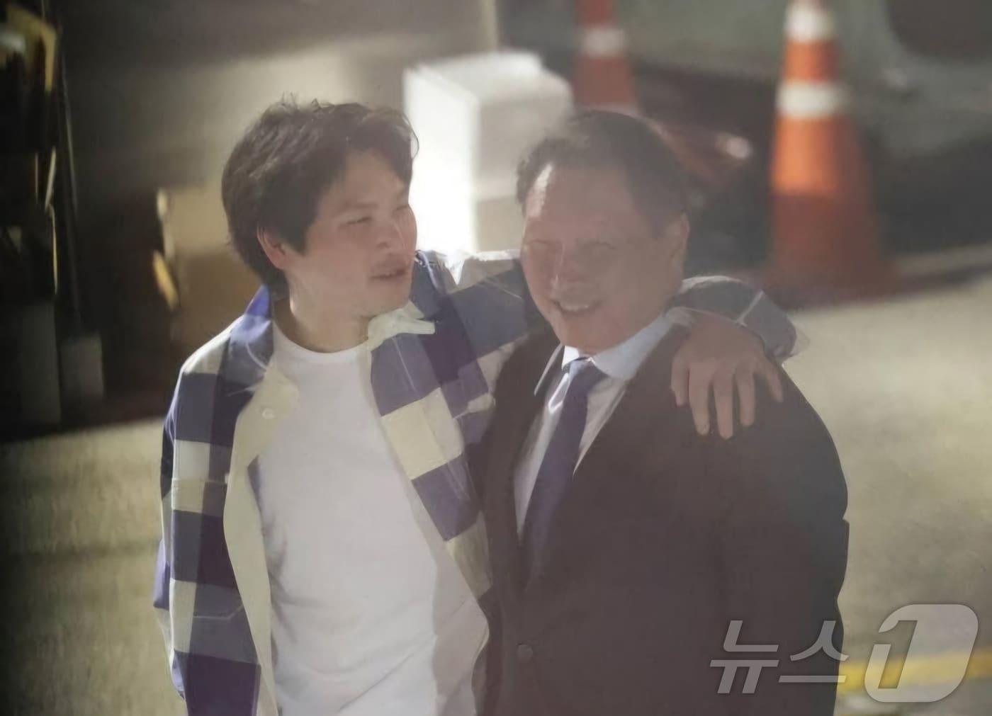 본문 이미지 - 최태원 SK그룹 회장이 장남인 최인근씨와 5일 서울 강남의 한 거리에서 어깨동무를 한 채 대화하는 모습이 포착됐다.(온라인커뮤니티 갈무리)