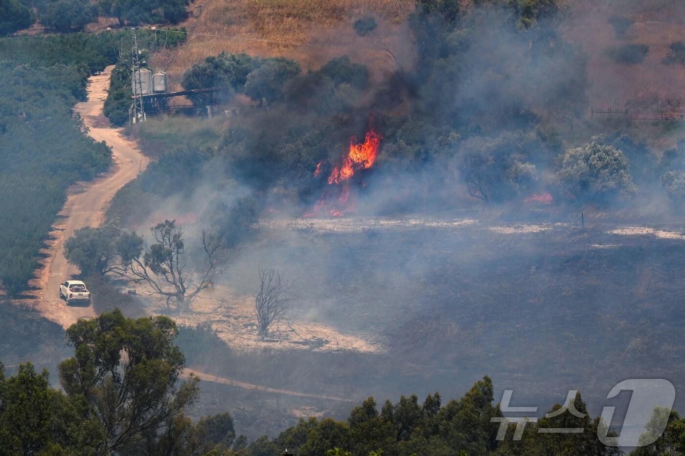 본문 이미지 - 헤즈볼라와 이스라엘의 적대관계 가운데, 18일(현지시간) 레바논의 공격으로 마을이 불타고 있다. 2024.06.18 ⓒ 로이터=뉴스1 ⓒ News1 임여익 기자