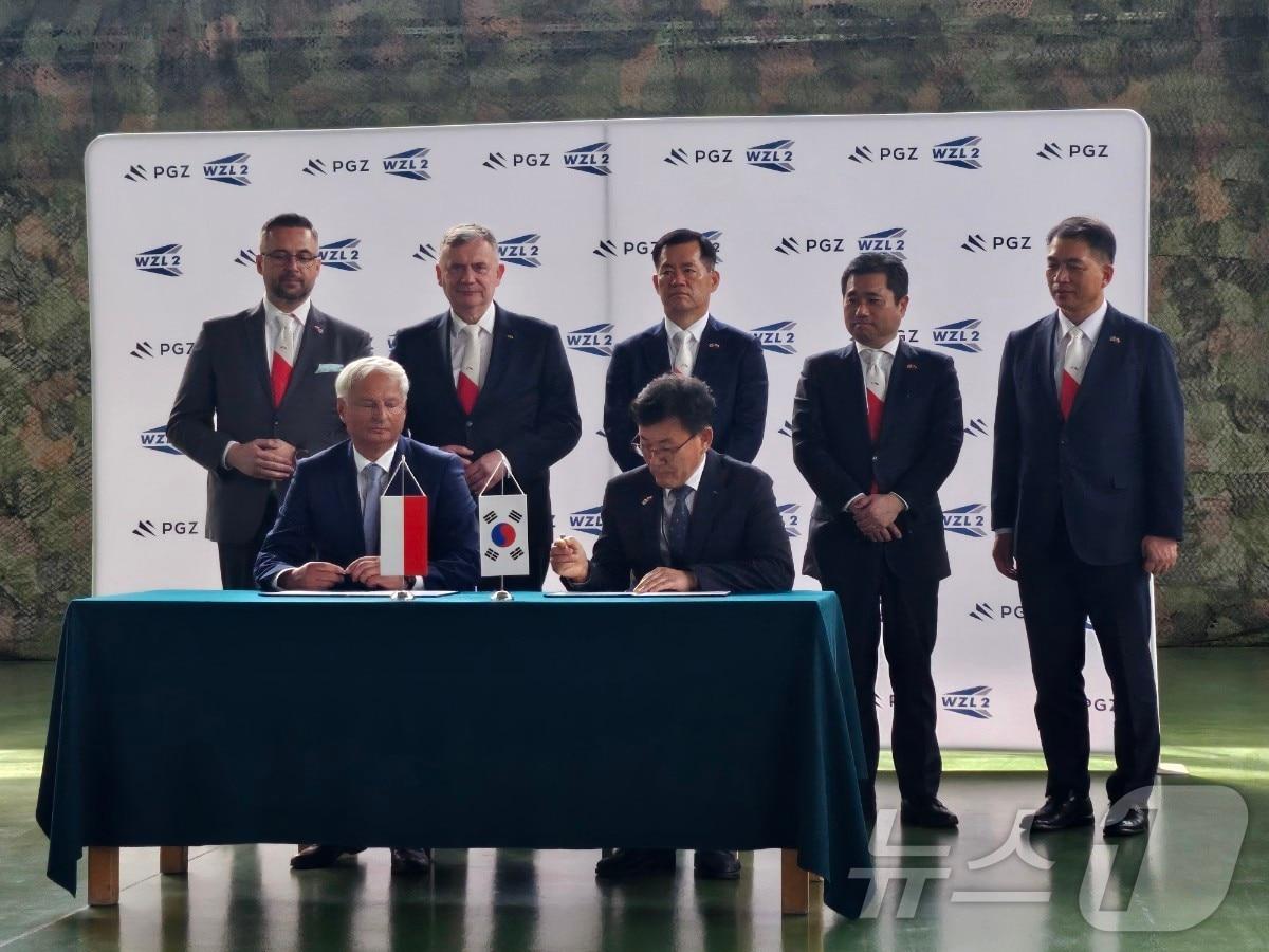 본문 이미지 - 지난 20일 폴란드 민스크 공군기지에서 다리우스 소콜스키 WZL-2 대표(앞열 왼쪽)와 우측 이상재 KAI CS센터장(앞열 오른쪽)이 FA-50 항공기 후속지원 방안을 구체화하기 위한 협업합의서(TA)를 체결하고 있다. (KAI 제공)