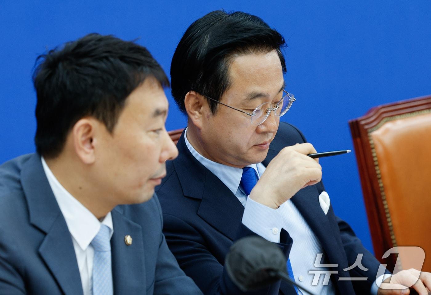 본문 이미지 - 박성준 더불어민주당 원내수석부대표(오른쪽)와 김용민 원내정책수석부대표가 25일 오전 서울 여의도 국회에서 열린 원내대책회의에 참석해 대화하고 있다. 2024.6.25/뉴스1 ⓒ News1 안은나 기자