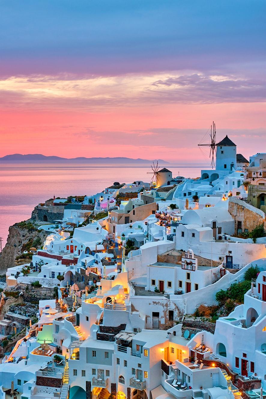 본문 이미지 - 노을이 지는 그리스 산토리니의 풍경.(롯데관광개발 제공)
