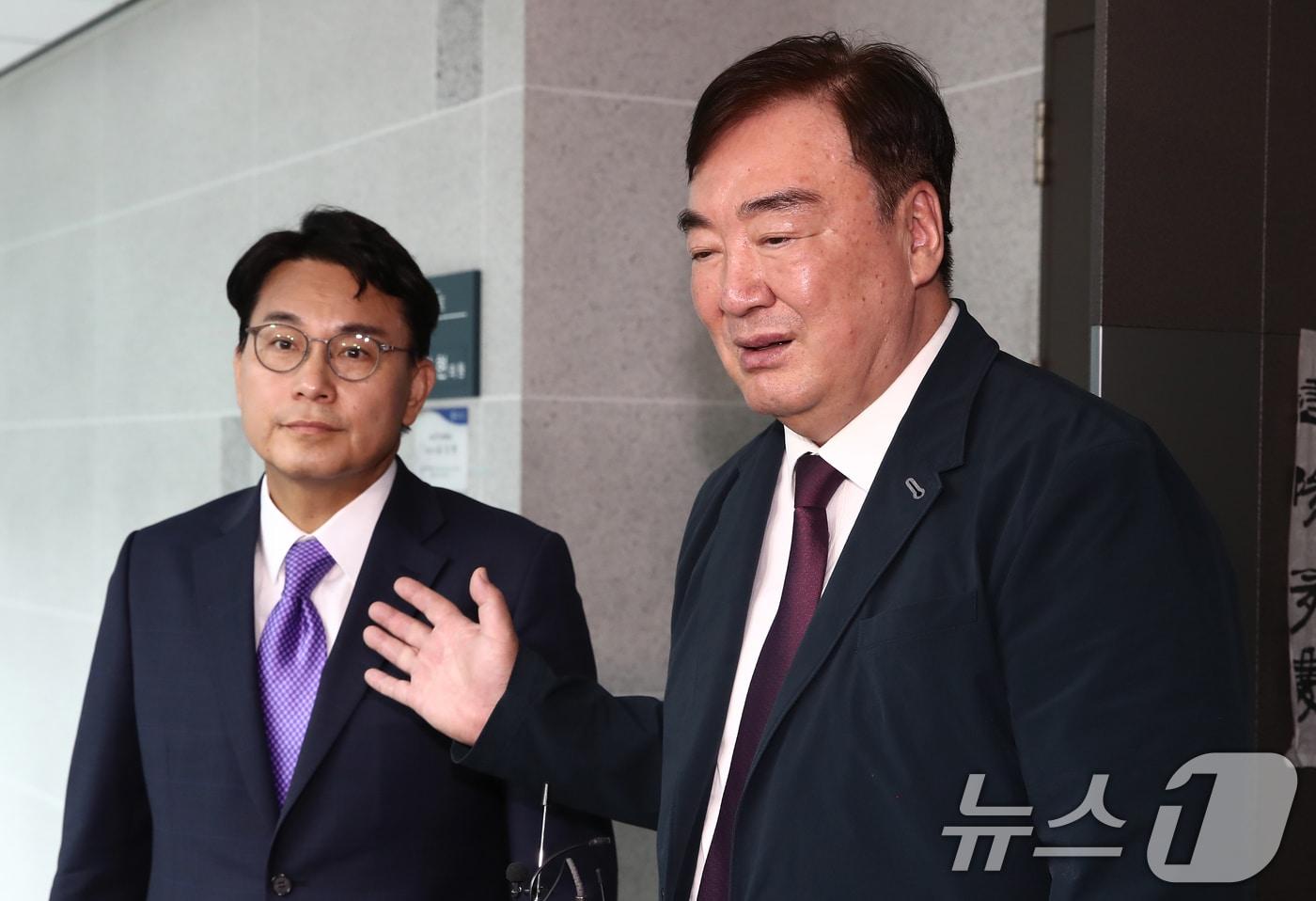 본문 이미지 - 싱하이밍 주한중국대사가 25일 오전 서울 여의도 국회 의원회관을 찾아 윤상현 국민의힘 의원과 중국 국적 희생자가 발생한 화성 화재 지원 대책 및 수습 방안 등에 대해 논의를 마친뒤 취재진의 질문에 답하고 있다. 2024.6.25/뉴스1 ⓒ News1 이광호 기자