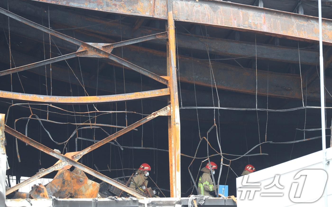 소방관들이 화재 현장을 둘러보는 모습. ⓒ News1 김영운 기자