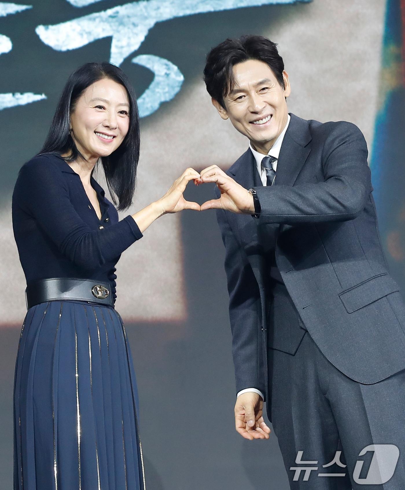 본문 이미지 - 배우 김희애와 설경구(오른쪽)가 25일 서울 종로구 JW 메리어트 동대문 스퀘어 서울에서 열린 넷플릭스 시리즈 '돌풍' 제작발표회에서 포즈를 취하고 있다. '돌풍'은 세상을 뒤엎기 위해 대통령 시해를 결심한 국무총리와 그를 막아 권력을 손에 쥐려는 경제부총리 사이의 대결을 그린 작품이다. 2024.6.25/뉴스1 ⓒ News1 권현진 기자