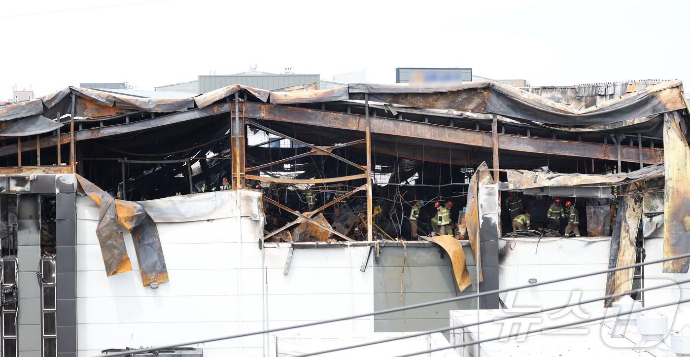 소방 관계자들이 경기 화성시 리튬전지 제조 업체 &#39;아리셀&#39; 공장 화재 현장을 둘러보고 있다. ⓒ News1 김영운 기자