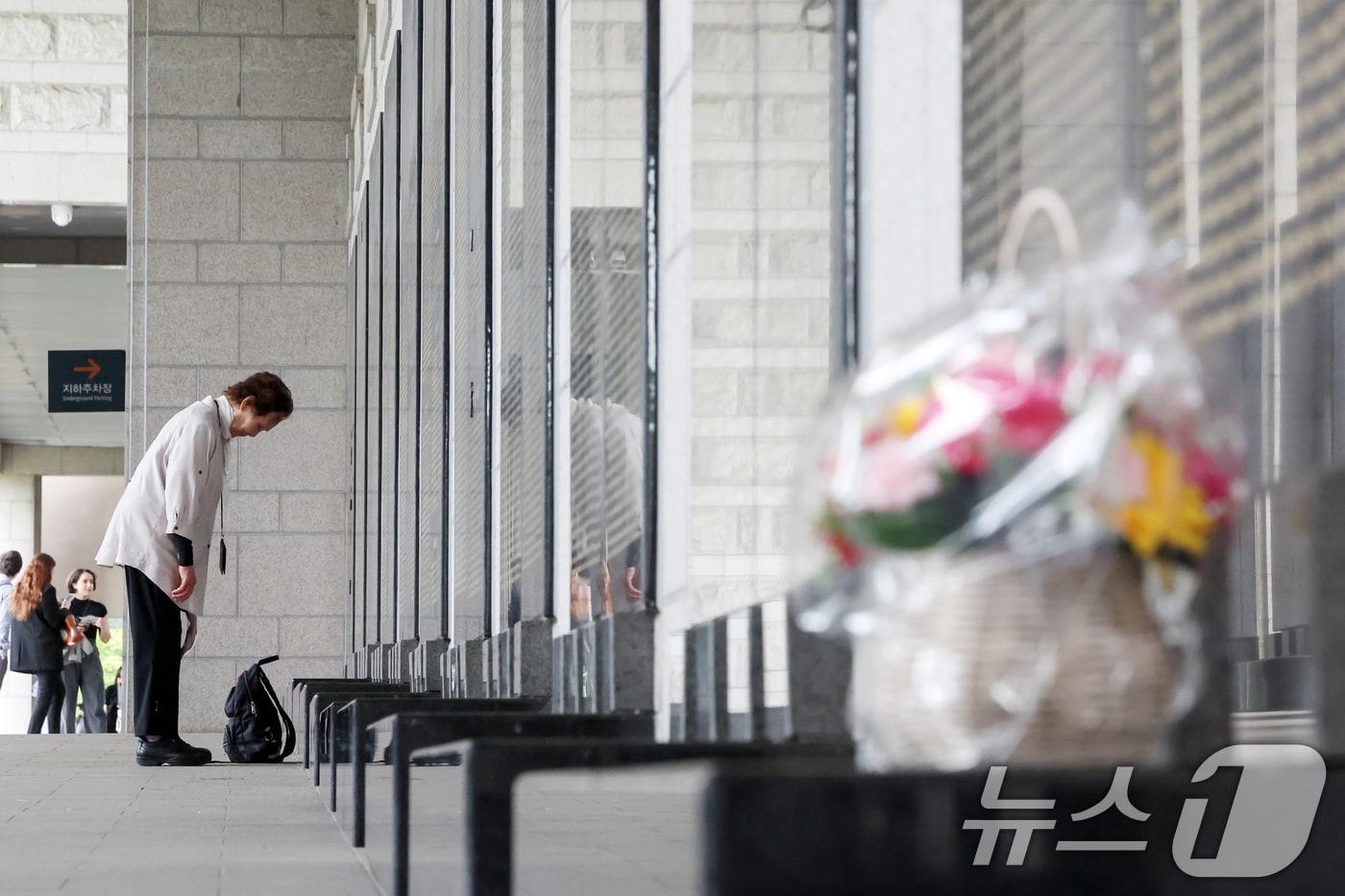 본문 이미지 - 6·25전쟁 74주년을 맞은 25일 서울 용산구 전쟁기념관에서 한 어르신이 전사자 명비를 앞에 두고 묵념하고 있다. 2024.6.25/뉴스1 ⓒ News1 민경석 기자