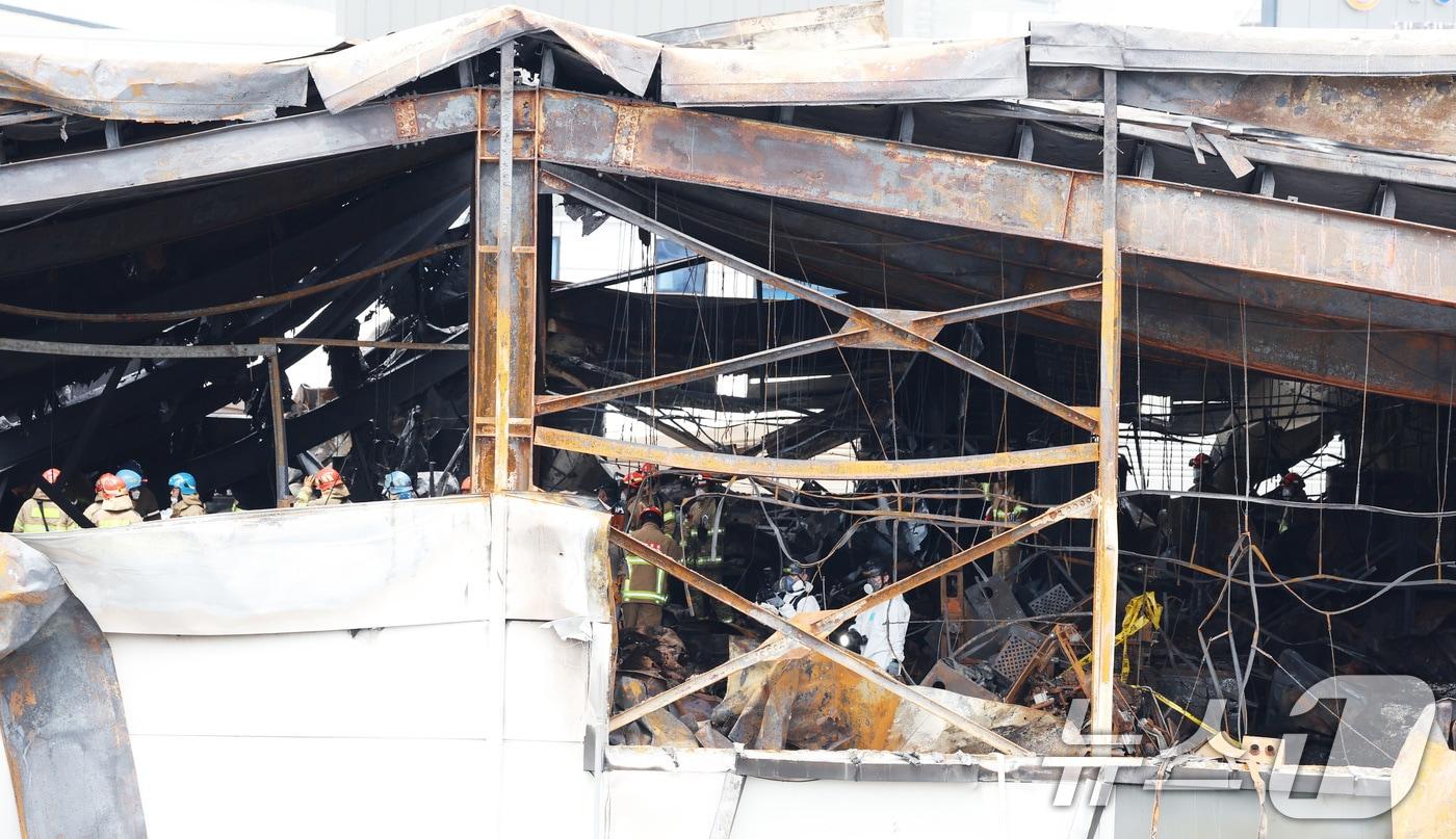 경찰과 소방 당국, 국립과학수사연구원, 고용노동부 등으로 구성된 합동감식단이 25일 오전 경기 화성시 리튬전지 제조 업체 '아리셀' 공장 화재 현장에서 합동 감식을 하고 있다. 전날 이 공장에선 화재로 23명의 사망·실종자가 발생했다. (공동취재) 2024.6.25/뉴스1 ⓒ News1 김영운 기자