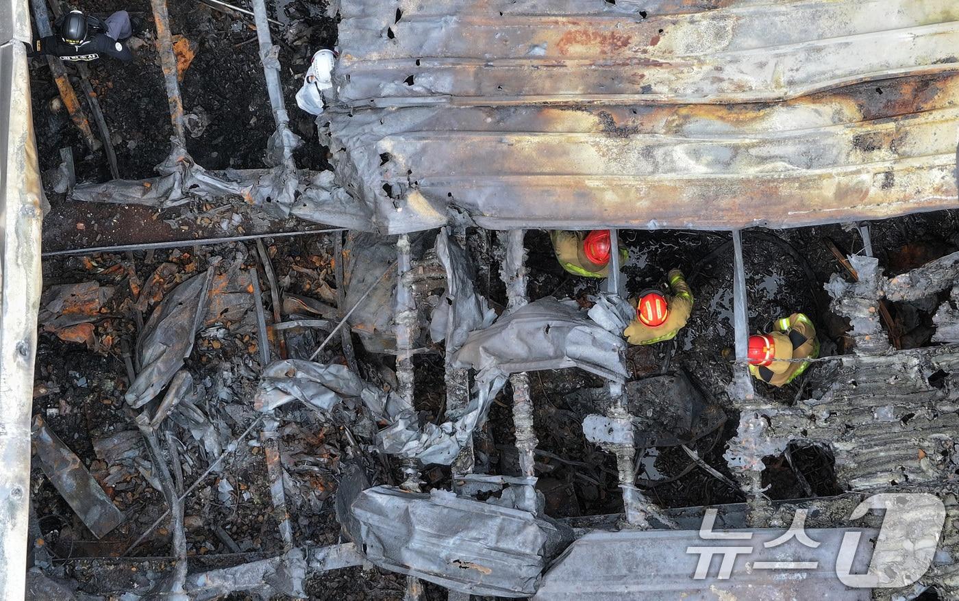 경찰과 소방 당국, 국립과학수사연구원, 고용노동부 등으로 구성된 합동감식단이 25일 오전 경기 화성시 리튬전지 제조 업체 '아리셀' 공장 화재 현장에서 합동 감식을 하고 있다. (공동취재) 2024.6.25/뉴스1 ⓒ News1 김영운 기자