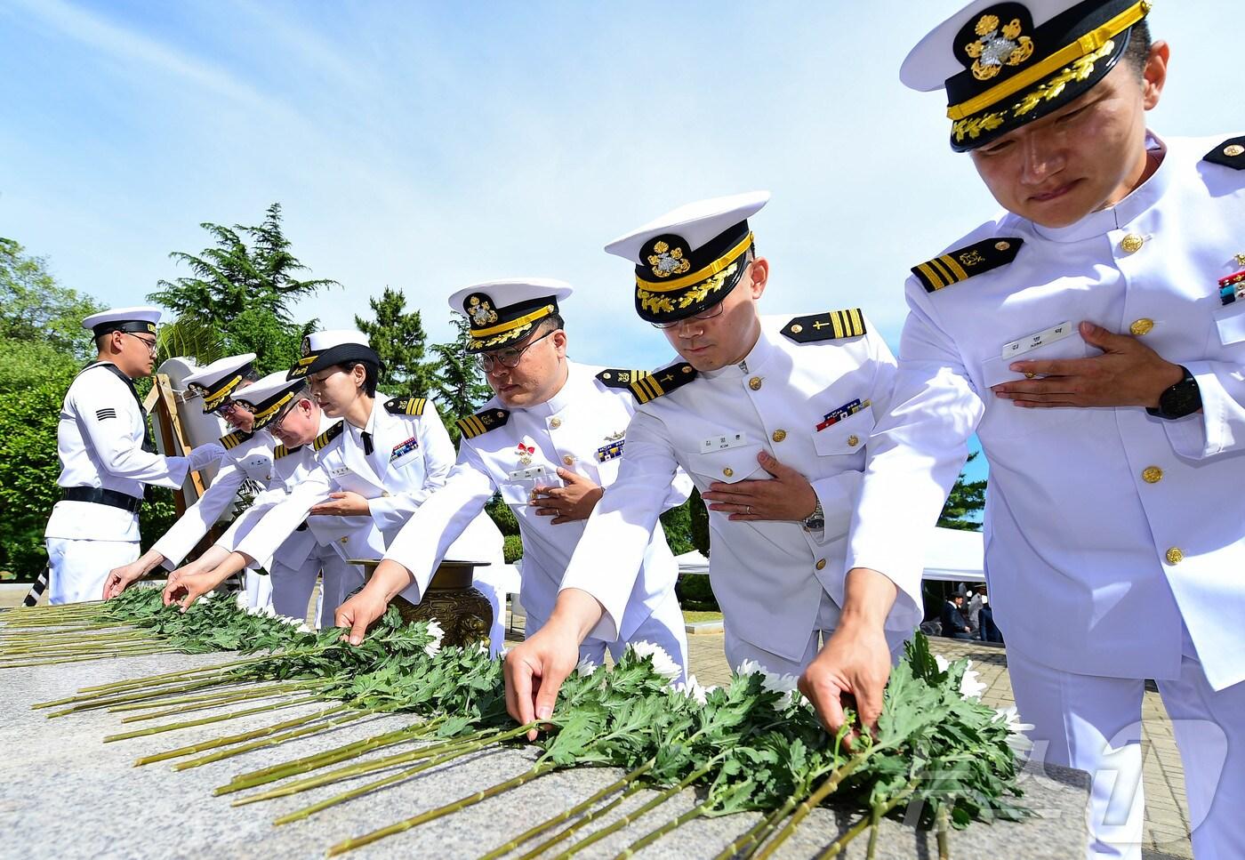 25일 강원 동해시 옥계지구전투 전적비에서 제74주년 옥계지구전투 전승기념식이 열리고 있다.(해군1함대 제공) 2024.6.25/뉴스1