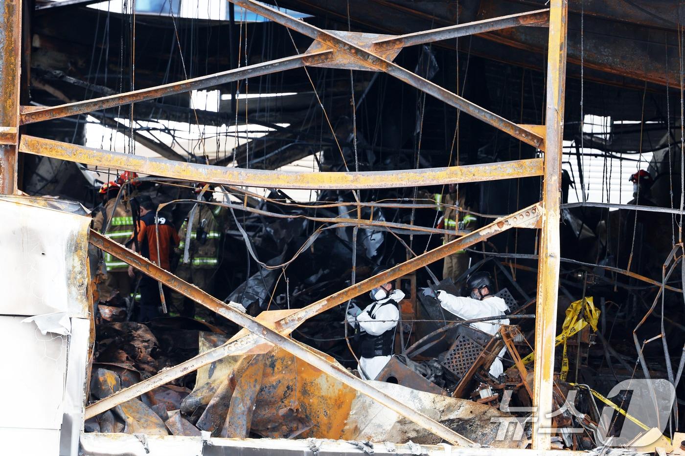 본문 이미지 - 25일 오전 경기 화성시 서신면에 위치한 일차전지 제조 공장 아리셀 화재현장에서 경찰, 소방, 국립과학수사연구원 및 유관기관 관계자들이 합동감식에 앞서 현장을 둘러보고 있다. (공동취재) 2024.6.25/뉴스1 ⓒ News1 김영운 기자