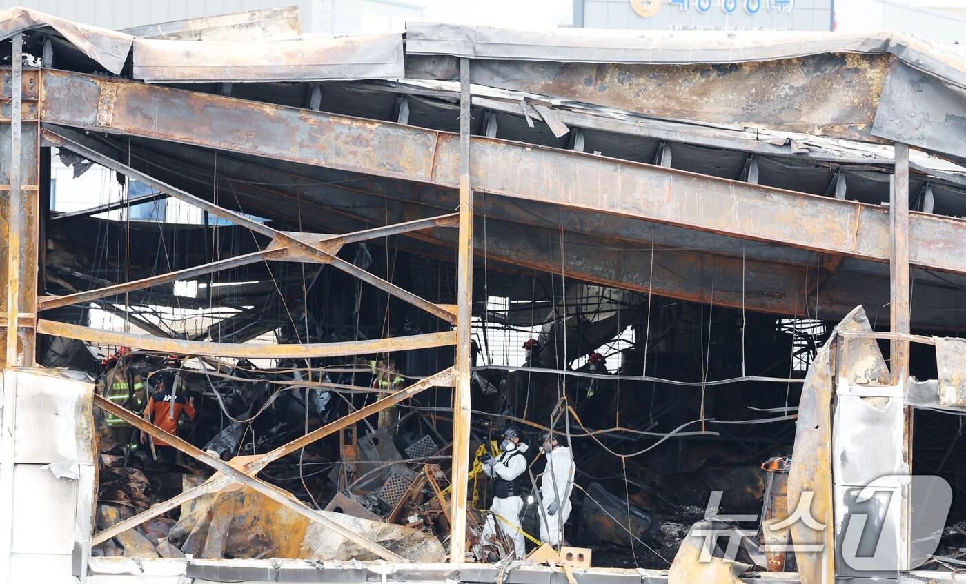 경기 화성시 서신면에 위치한 일차전지 제조 공장 아리셀 화재현장에서 경찰, 소방, 국립과학수사연구원 및 유관기관 관계자들이 합동감식에 앞서 현장을 둘러보고 있다. (공동취재)ⓒ News1 김영운 기자