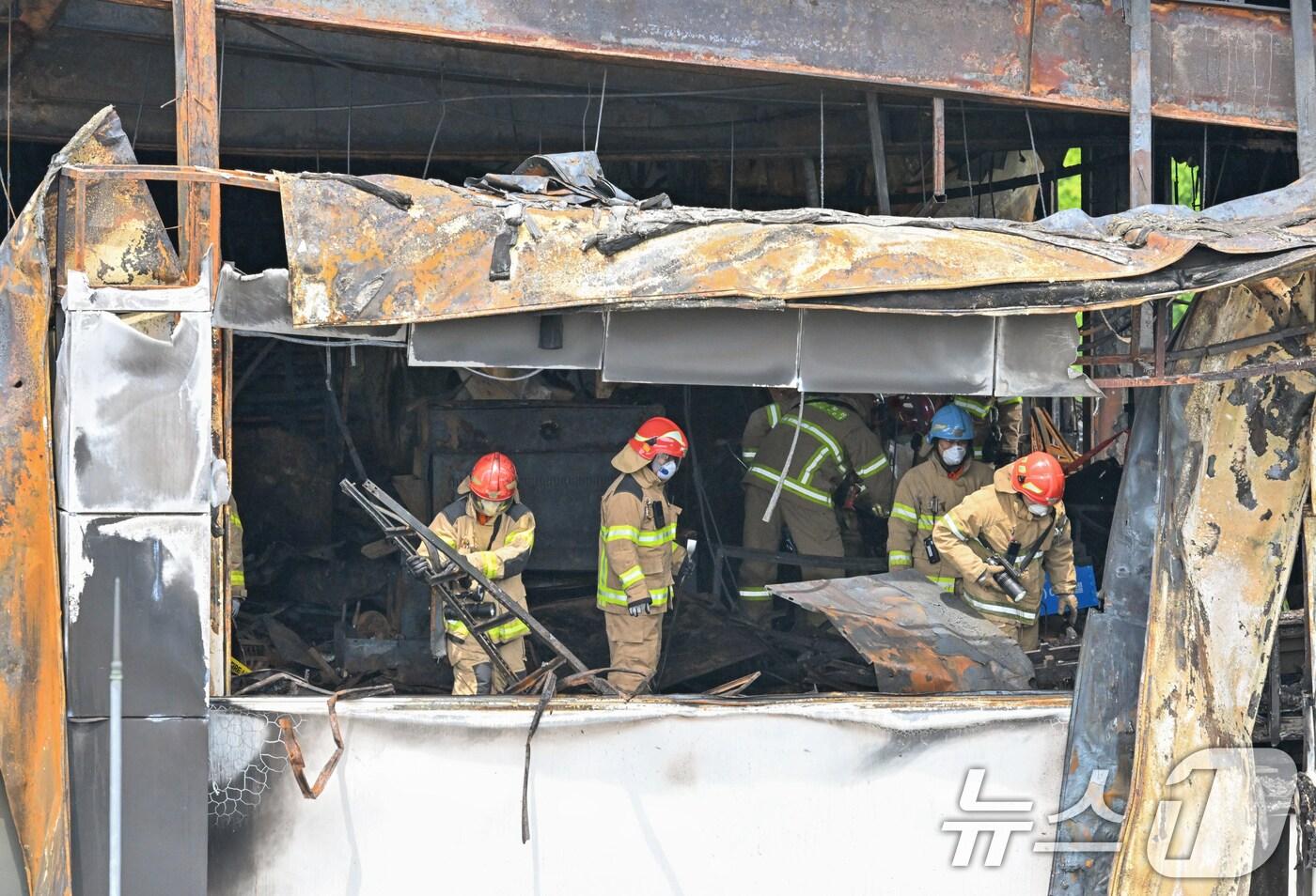 일차전지 제조공장 아리셀 화재현장에서 경찰, 소방, 국립과학수사연구원 및 유관기관 관계자들이 합동감식에 앞서 현장을 둘러보고 있다. (공동취재) /뉴스1 ⓒ News1 김영운 기자