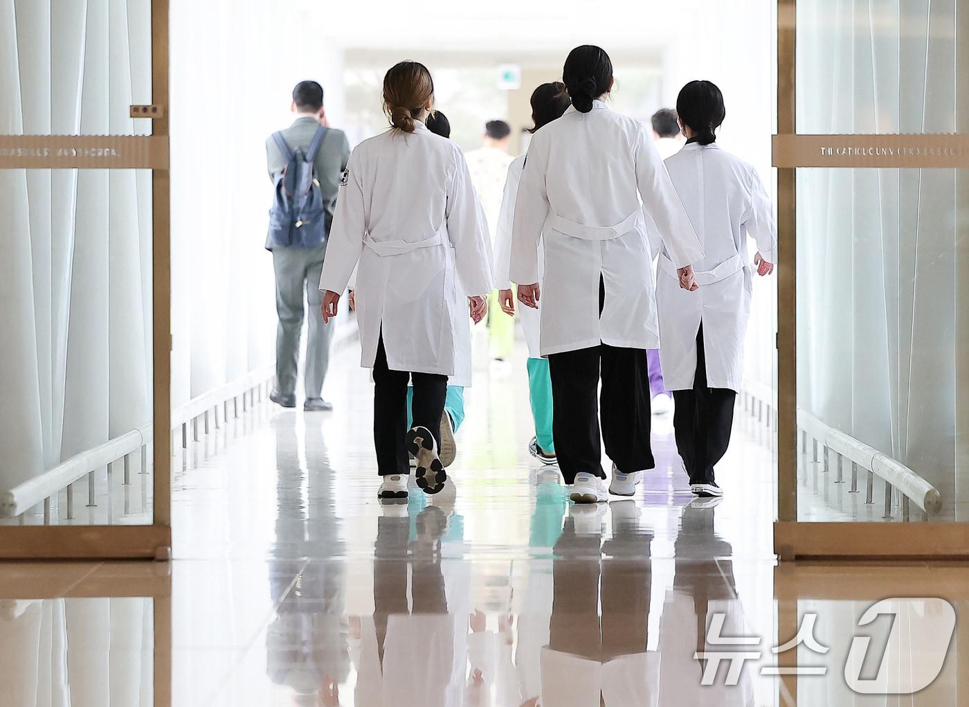 본문 이미지 - 25일 오후 서울 서초구 서울성모병원에서 의료진이 발걸음을 옮기고 있다. 2024.6.25뉴스1 ⓒ News1 김진환 기자