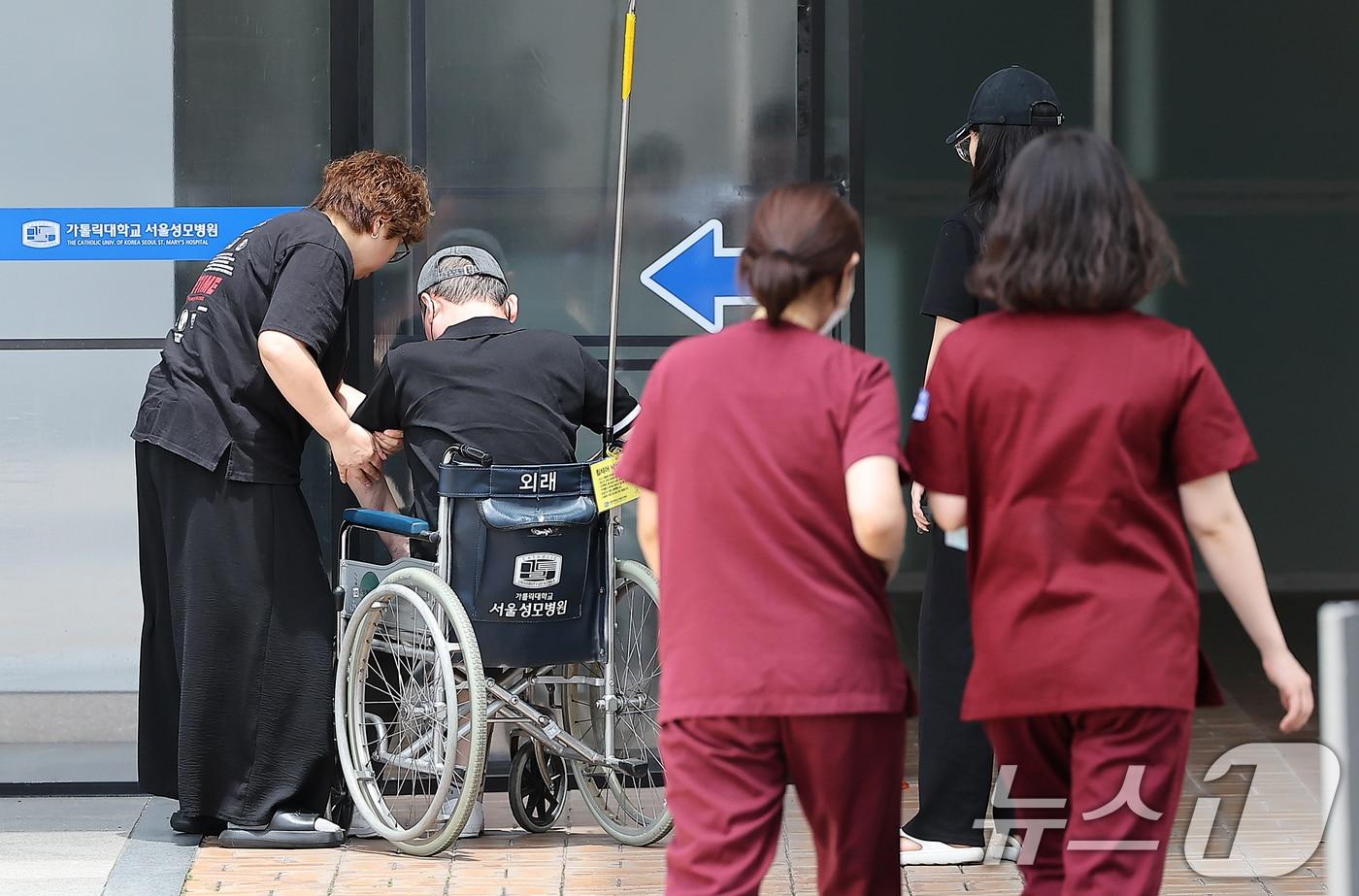 ' 25일 오후 서울 서초구 서울성모병원에 휠체어를 탄 환자가 들어가고 있다. 2024.6.25뉴스1 ⓒ News1 김진환 기자