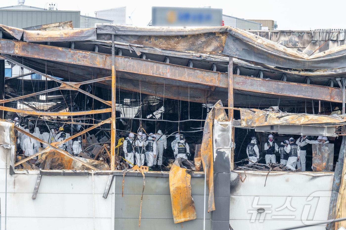 본문 이미지 - 경찰과 소방 당국, 국립과학수사연구원, 고용노동부 등으로 구성된 합동감식단이 25일 경기 화성시 리튬전지 제조 업체 '아리셀' 공장 화재 현장에서 합동 감식을 하고 있다. (공동취재) 2024.6.25/뉴스1 ⓒ News1 김영운 기자