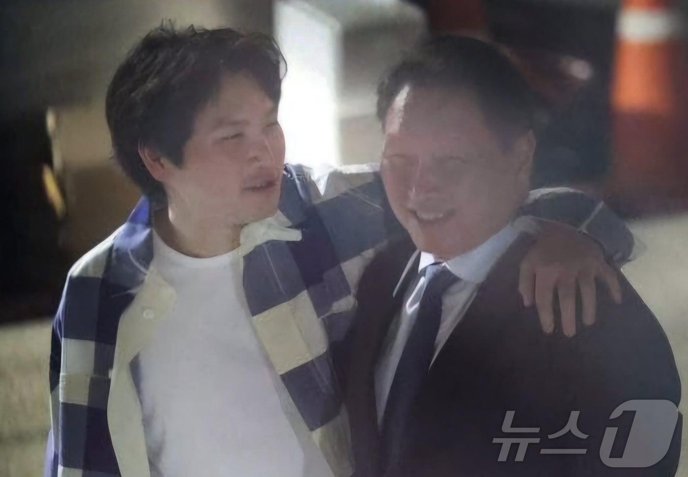 최태원 SK그룹 회장이 지난 5일 서울 강남구 한 식당 앞에서 장남인 최인근씨와 어꺄동무를 한 채 대화하는 모습 포착됐다. (온라인 커뮤니티 캡처)2024.6.25/뉴스1