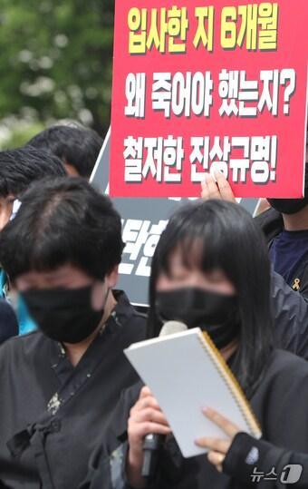 본문 이미지 - 전주페이퍼 사망사고 유가족과 노동·시민사회단체 관계자들이 25일 전북자치도 전주시 전주페이퍼 전주공장 정문 앞에서 '만 19세 청년노동자 사망관련 전주페이퍼 사과 및 진상규명'을 촉구하고 있다. 2024.6.25/뉴스1 ⓒ News1 유경석 기자
