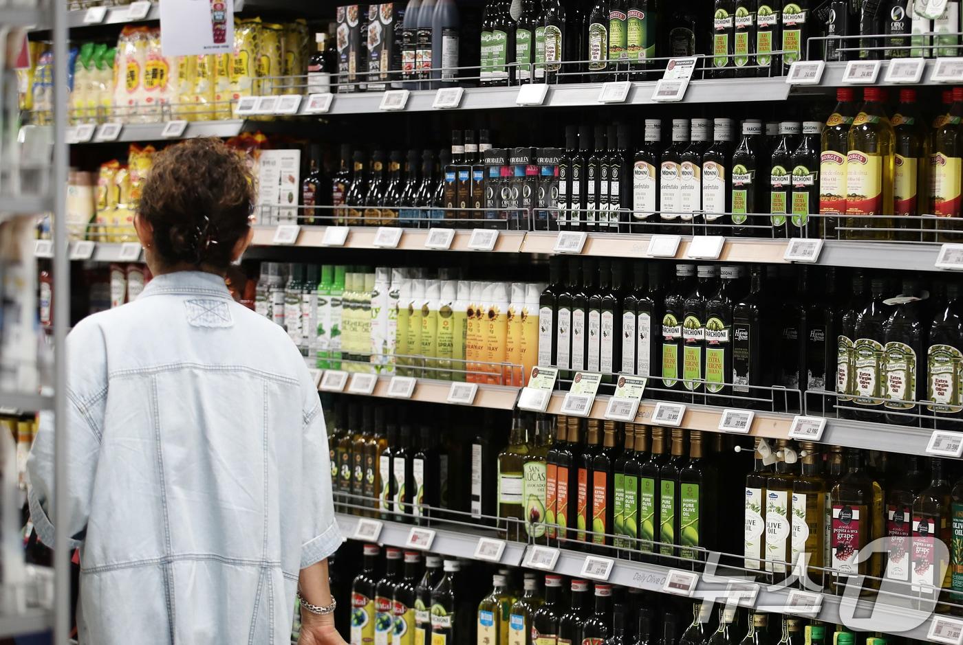 본문 이미지 - 서울의 한 대형마트에 올리브유가 진열되어 있다. 2024.6.25 ⓒ 뉴스1 오대일 기자