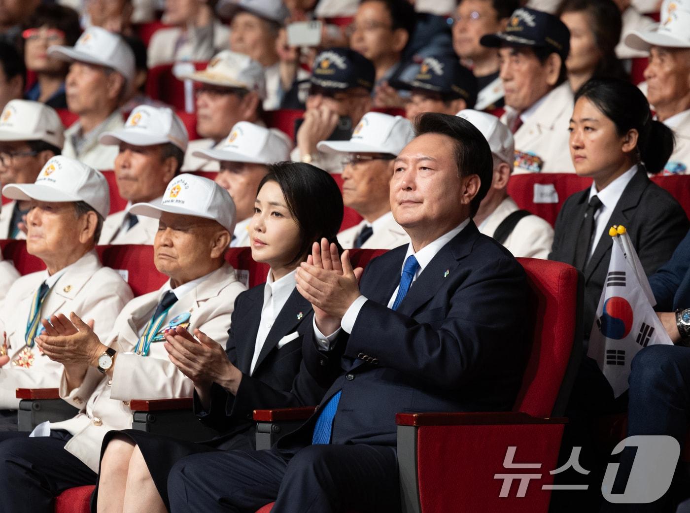 본문 이미지 - 윤석열 대통령과 김건희 여사가 25일 대구 엑스코에서 열린 '6·25전쟁 제74주년 행사'에서 6·25전쟁 참전 22개국 국기 입장에 박수를 치고 있다. (대통령실 제공) 2024.6.25/뉴스1 ⓒ News1 송원영 기자