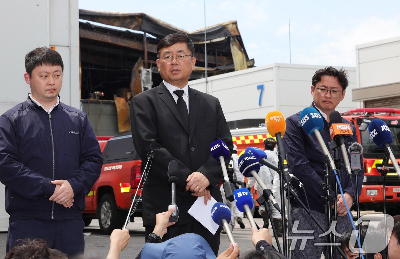 아리셀 모회사 '에코넥스'의 박순관 대표(가운데)가 6월25일 오후 경기 화성시 '아리셀' 공장 화재 현장에서 공식 사과문 발표 후 취재진의 질문에 답하고 있다.왼쪽은 박중언 아리셀총괄본부장. (공동취재) 2024.6.25/뉴스1 ⓒ News1 김영운 기자