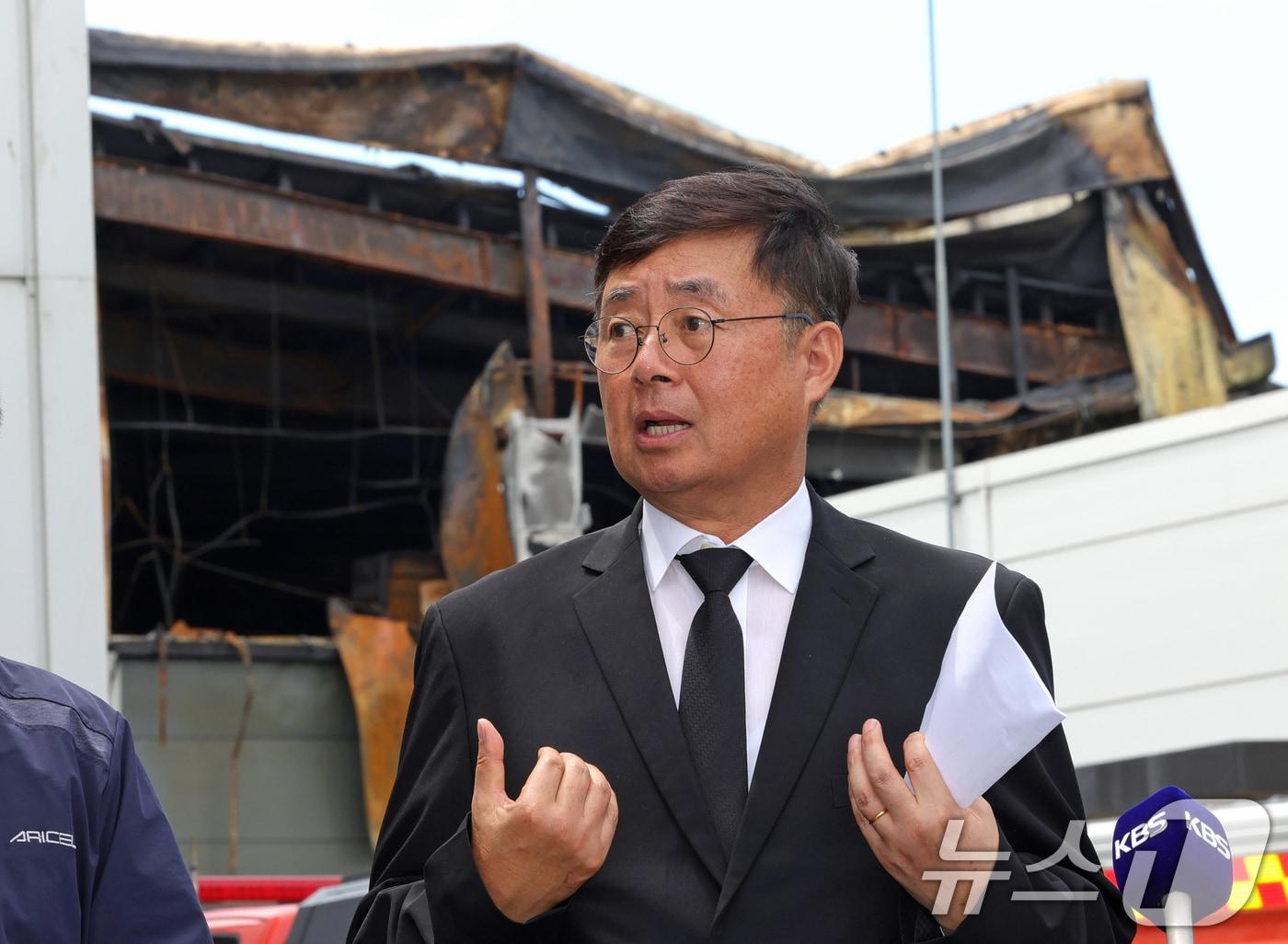 본문 이미지 - 아리셀 모회사 &#39;에코넥스&#39;의 박순관 대표가 25일 오후 경기 화성시 &#39;아리셀&#39; 공장 화재 현장에서 공식 사과문 발표 후 취재진의 질문에 답하고 있다. &#40;공동취재&#41; 2024.6.25/뉴스1 ⓒ News1 김영운 기자