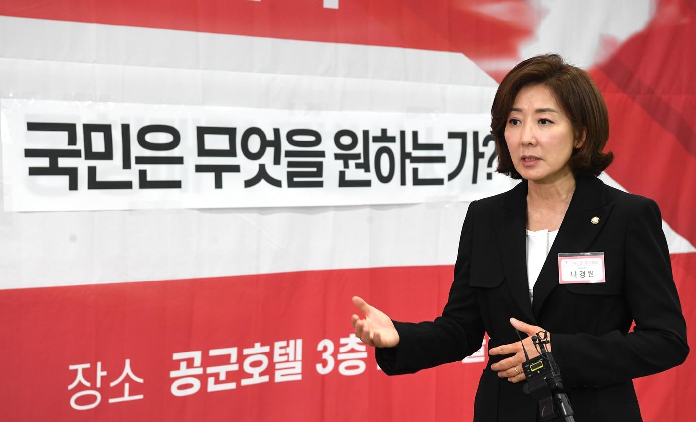 본문 이미지 - 나경원 국민의힘 의원은 25일 오전 서울 공군호텔에서 열린 '포럼새미준 정기세미나'가 끝난 뒤 취재진과 만난 자리에서 대화를 하고 있다. (나경원 의원실 제공) ⓒ 뉴스1