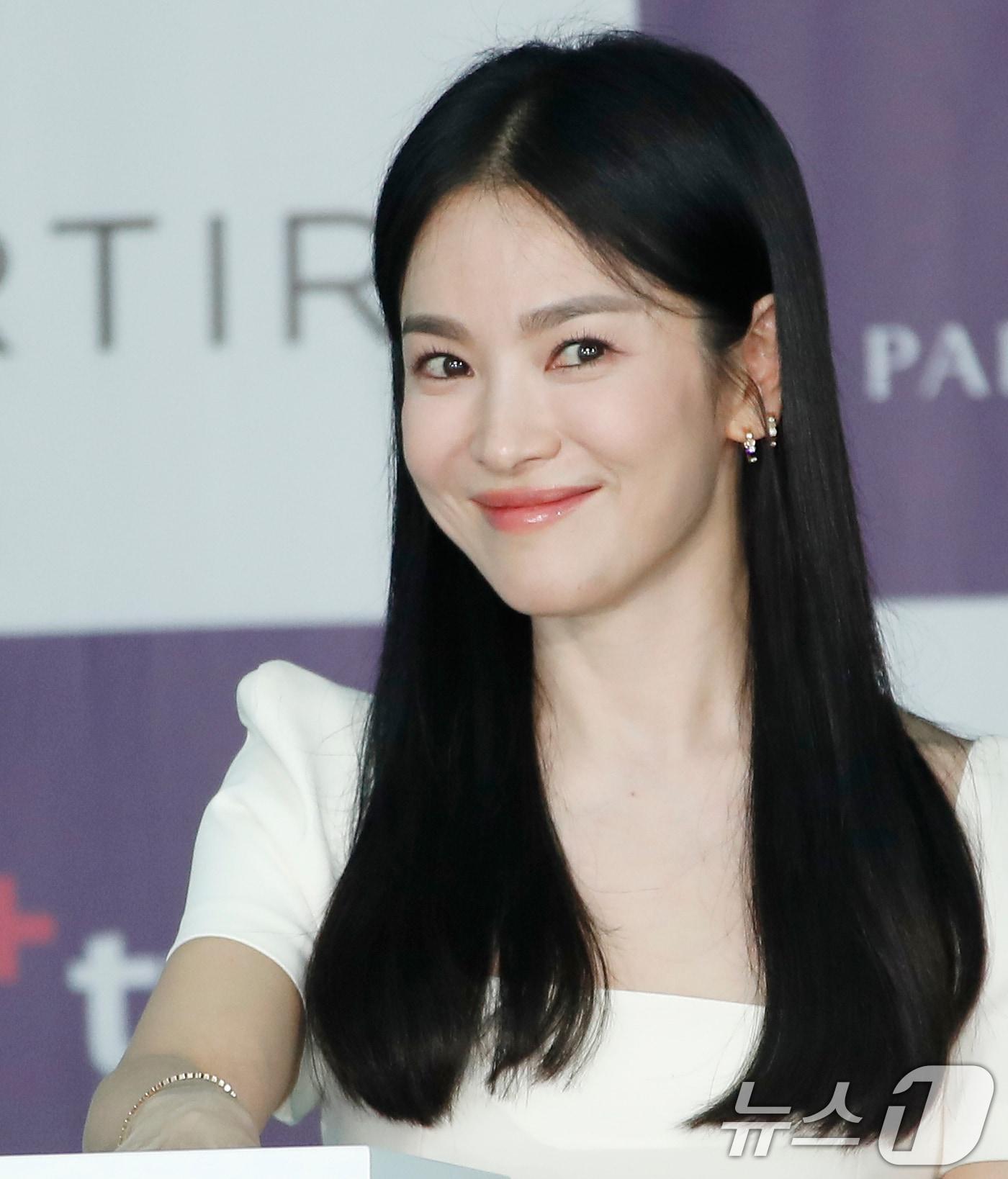 본문 이미지 - 배우 송혜교가 올해 6월 인천 중구 상상플랫폼에서 진행된 제3회 청룡시리즈어워즈 핸드프린팅 행사에서 포즈를 취하고 있다. 2024.6.25/뉴스1 ⓒ News1 권현진 기자