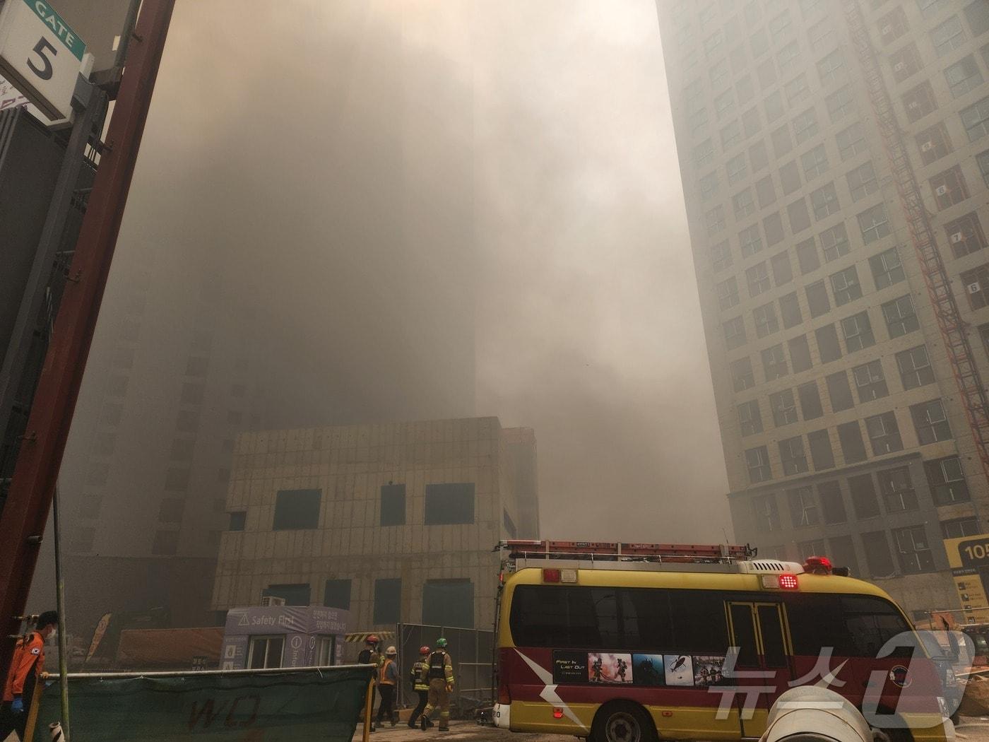 본문 이미지 - 25일 오후 2시 28분쯤 서울 동대문구 이문동 이문1구역 아파트 공사에서 화재가 발생했다. (독자 제공)