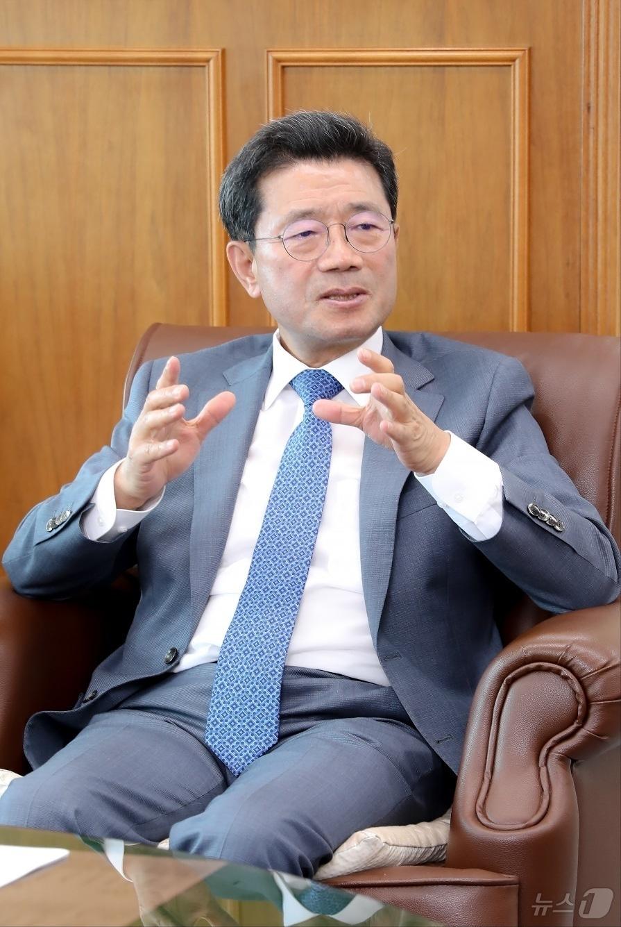 본문 이미지 - 정인화 전남 광양시장이 25일 시청 시장실에서 뉴스1 취재진과 인터뷰를 하고 있다.(광양시 제공)2024.6.25/뉴스1