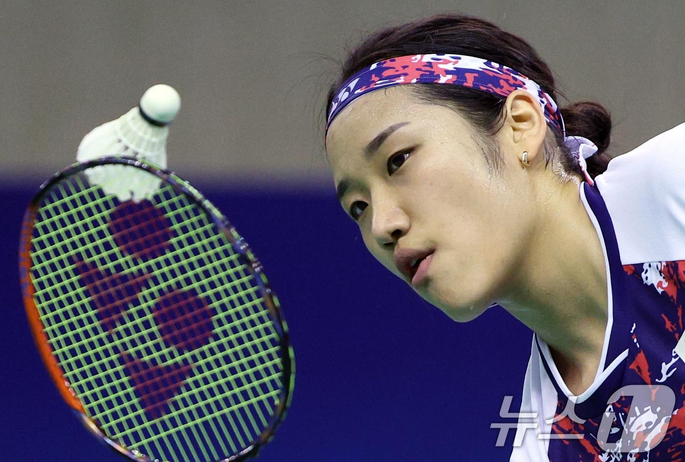 본문 이미지 - 안세영이 25일 오후 충북 진천군 광혜원면 선수촌로 진천국가대표선수촌 핸드볼경기장 훈련장에서 열린 2024 파리하계올림픽 배드민턴 국가대표팀 미디어데이에서 김가은과 2차 스페셜 매치를 마친 뒤 인터뷰를 하고 있다. 2024.6.25/뉴스1 ⓒ News1 박정호 기자