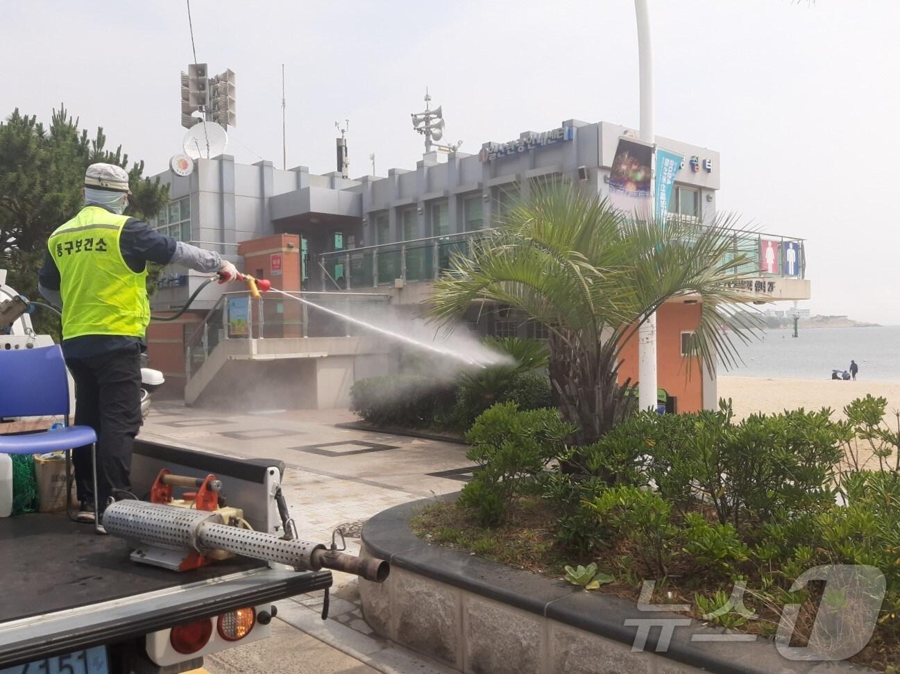 본문 이미지 - 울산 일산해수욕장 개장 맞이 방역.(울산동구청제공)