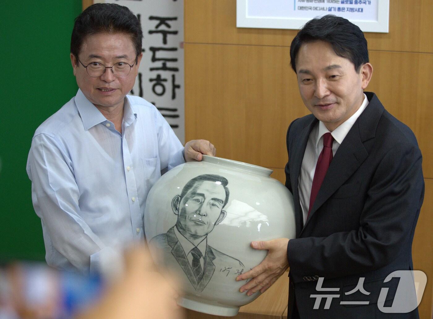 본문 이미지 - 원희룡 전 국토부 장관이 25일 경북도청을 방문해 이철우 경북도지사(왼쪽)와 박정희 전 대통령이 그려진 도자기를 들고 기념촬영 하고 있다. 2024.6.25/뉴스1 ⓒ News1 신성훈 기자