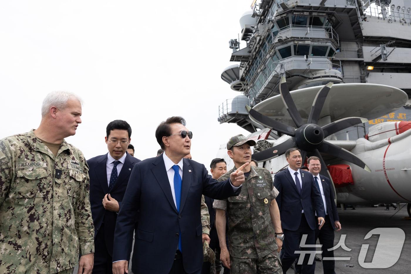 본문 이미지 - 윤석열 대통령이 25일 오후 부산 해군작전기지에 정박 중인 미국 항공모함 시어도어 루스벨트 항공모함을 방문, 크리스토퍼 알렉산더 9항모강습단장과 양용모 해군참모총장과 함께 루스벨트함 비행갑판을 시찰하고 있다. (대통령실 제공) 2024.6.25/뉴스1 ⓒ News1 송원영 기자