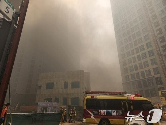 본문 이미지 - 25일 오후 2시 28분쯤 서울 동대문구 이문동 이문1구역 아파트 공사에서 화재가 발생했다. (독자 제공)