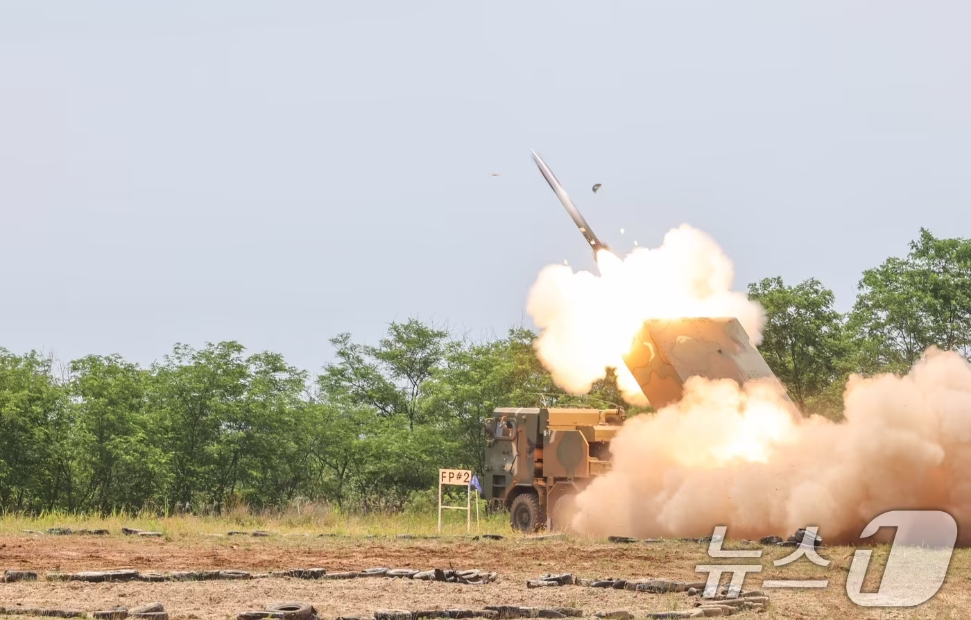 본문 이미지 - K239 다연장로켓 '천무'가 25일 충남 보령 웅천사격장에서 열린 유도탄 대규모 실사격 훈련에서 고폭유도탄을 발사하고 있다. (육군 제공) 2024.6.25/뉴스1