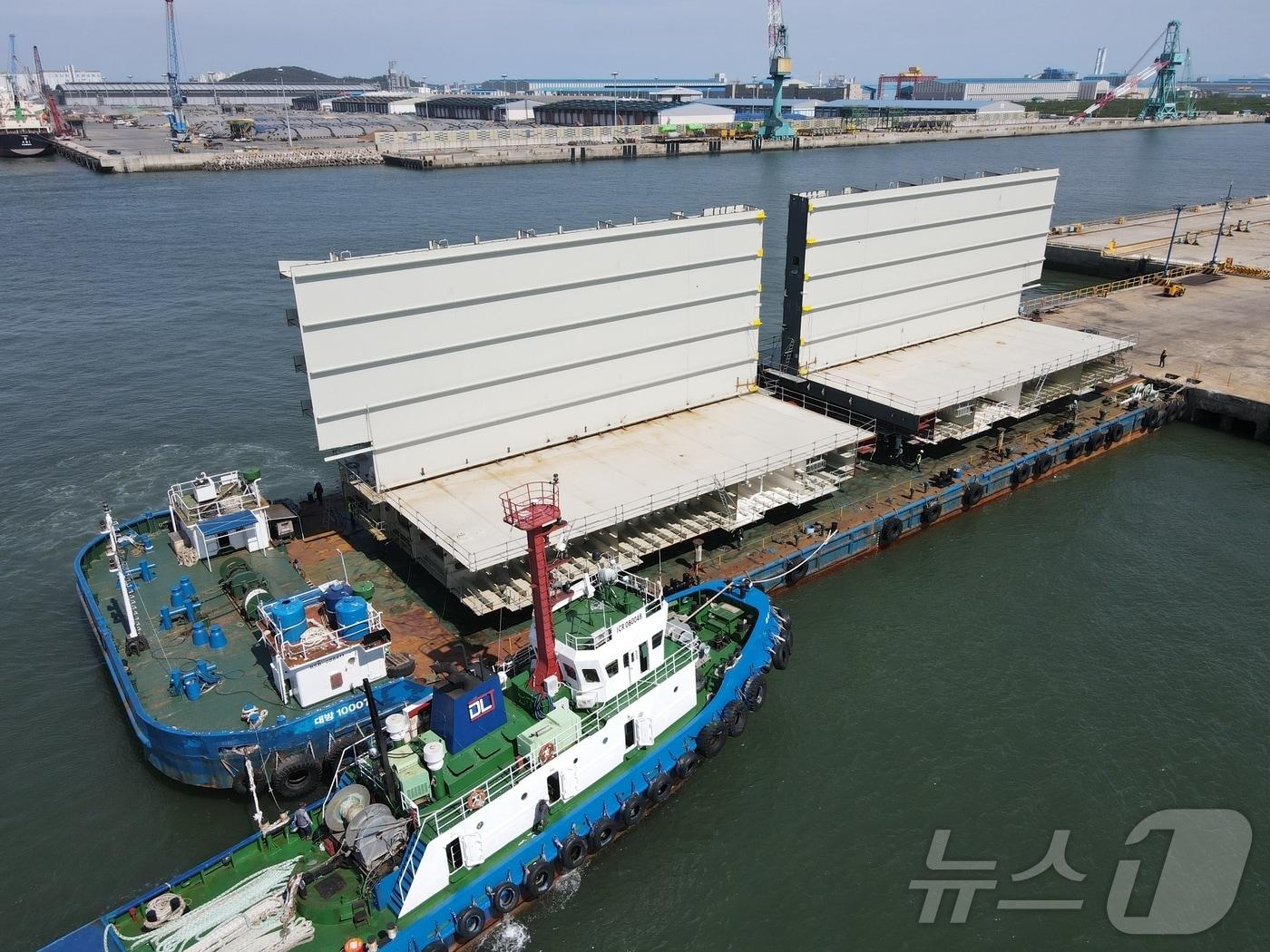 본문 이미지 - HD현대중공업 군산조선소에서 제작된 컨테이너선용 선박 블록이 바지선에 옮겨져 울산으로 떠나고 있다.&#40;HD현대중공업 제공&#41; 2024.6.25/뉴스1