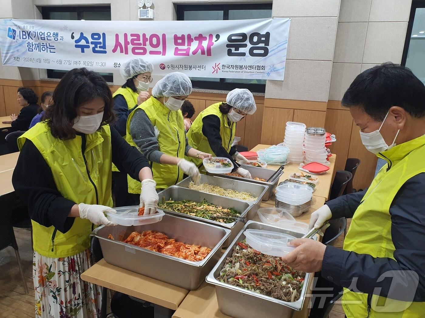 본문 이미지 - 수원시자원봉사센터와 봉사단이 올해 상반기 권선구 고색동 성당에서 취약계층 어르신을 대상으로 펼치고 있는 ‘사랑의 밥차’현장.(봉사센터 측 제공)
