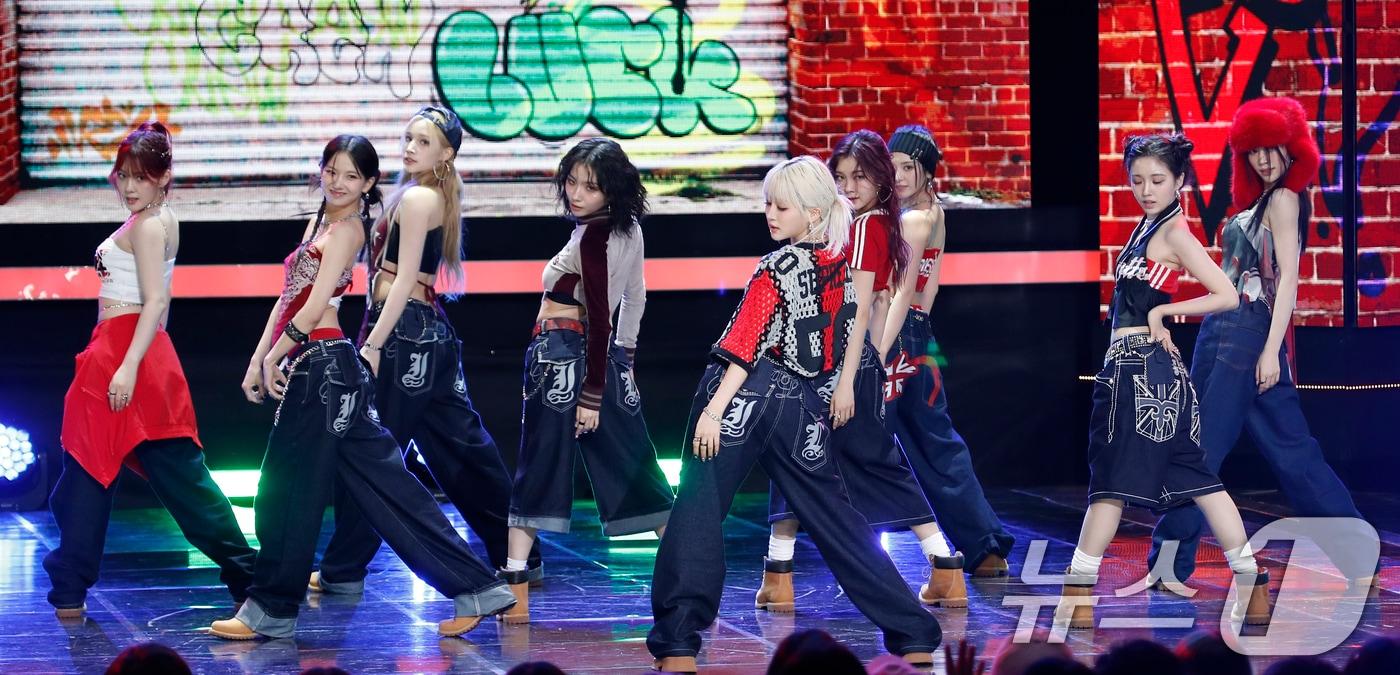 그룹 케플러가 2024년 6월 25일 오후 서울 상암동 SBS 프리즘타워에서 열린 생방송 SBS M '더쇼' 에서 화려한 무대를 선보이고 있다. 2024.6.25/뉴스1 ⓒ News1 권현진 기자