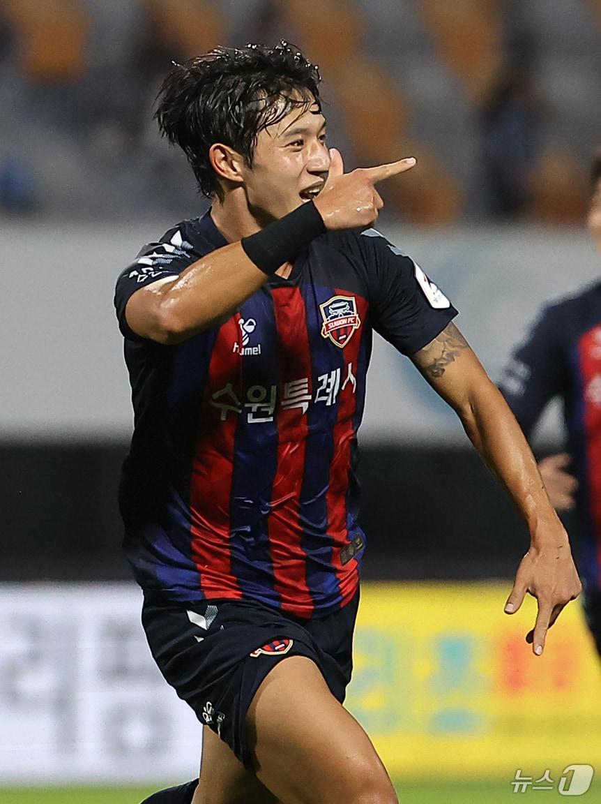 본문 이미지 - 25일 경기 수원종합운동장에서 열린 ‘하나은행 K리그1 2024’ 19라운드 수원FC와 광주FC의 경기, 후반 수원FC 정승원이 호쾌한 중거리슛을 성공시킨 뒤 환호하고 있다. 2024.6.25/뉴스1 ⓒ News1 김진환 기자
