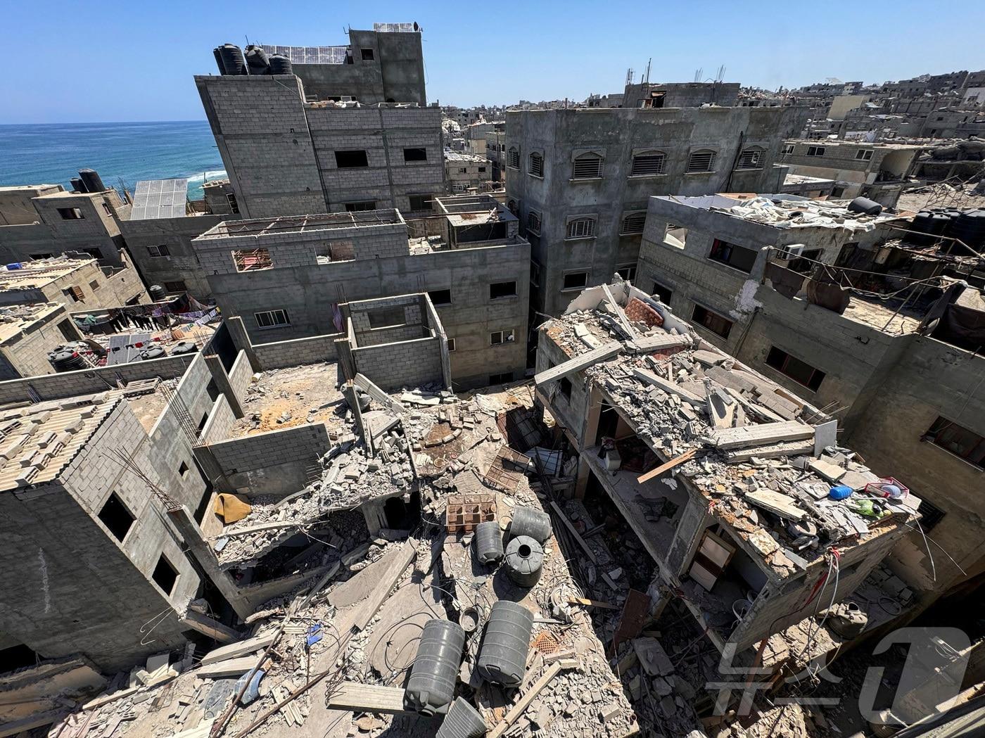 본문 이미지 - 가자지구 북부 가자시티에 이스라엘군이 25일(현지시간) 새벽 공습을 벌인 가운데 가자시티 내 샤티 난민 캠프에 있던 주택 1채가 무너져 내렸다. 이 집은 하마스의 1인자 이스마일 하니예 일가족 소유로 확인됐다. 2024.06.25. ⓒ 로이터=뉴스1 ⓒ News1 김성식 기자