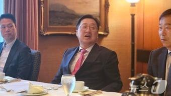 본문 이미지 - 이장우 대전시장이 25일(현지 시간) 미국 시애틀에서 기자들과 간담회를 하고 있다. (대전시 공동취재단)ⓒ News1 김경훈 기자
