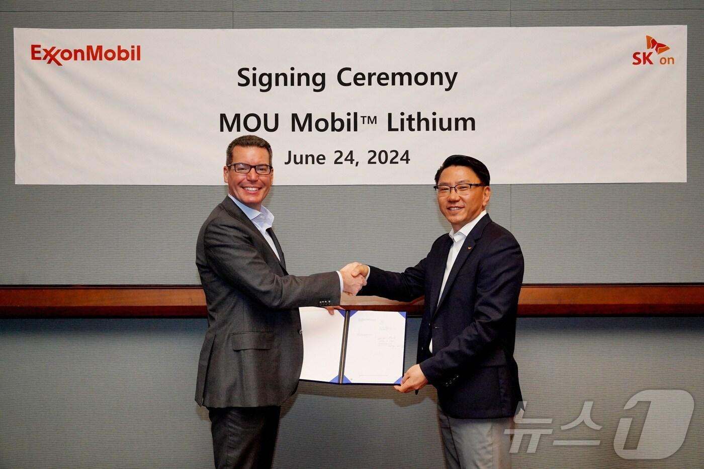 본문 이미지 - 미국 라스베이거스에서 리튬·배터리 원소재 콘퍼런스인 '패스트마켓 콘퍼런스'가 열린 가운데, 24일(현지시간) 박종진 SK온 전략구매담당 부사장(오른쪽)과 댄 홀튼(Dan Holton) 엑손모빌 저탄소솔루션 사업 부사장이 리튬 공급 양해각서 체결 후 기념 촬영을 하고 있다.(SK온 제공) 