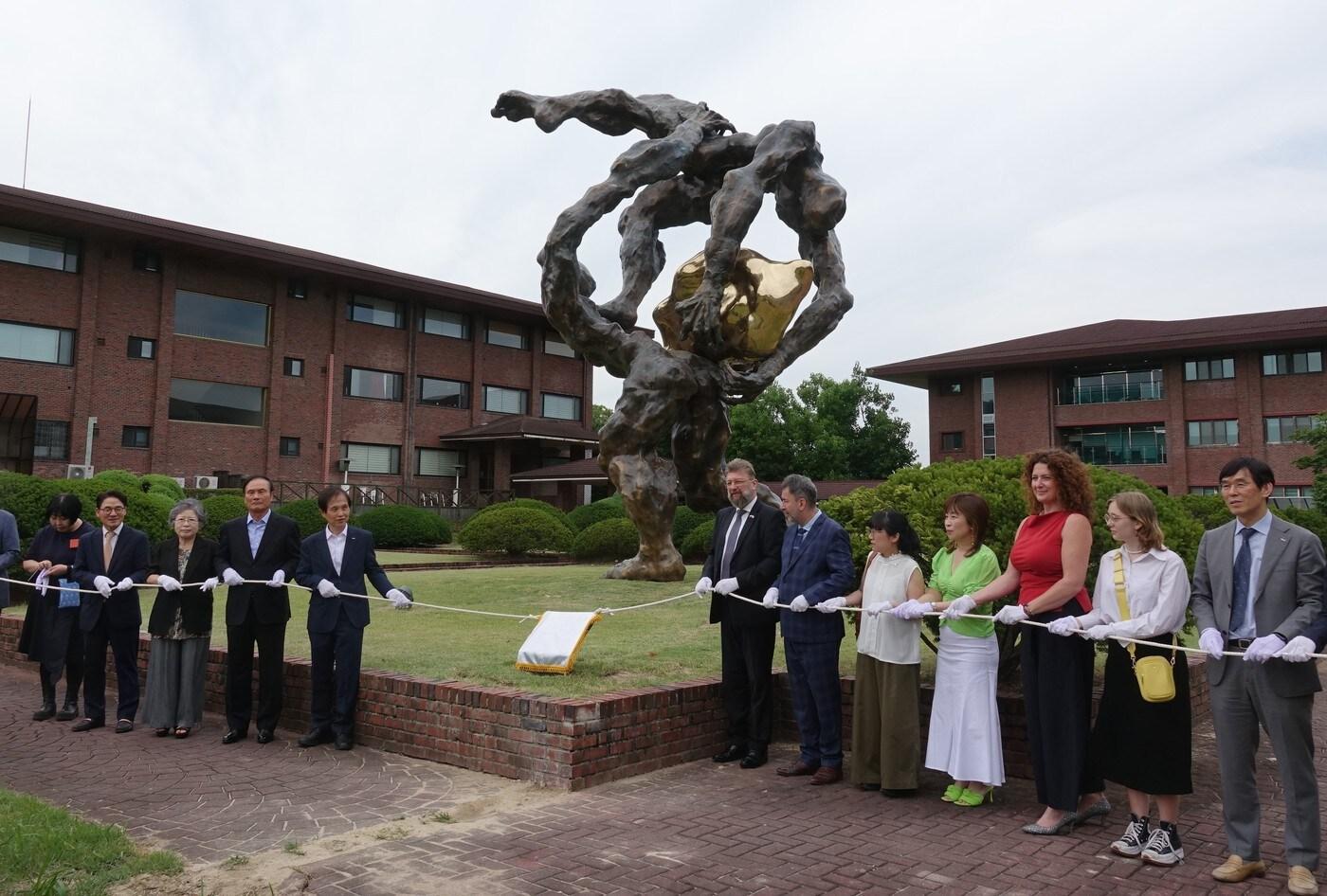 본문 이미지 - 지난 25일 'HOPE' 기증식 참석자들이 기념촬영을 하고 있다. /사진제공 = 골프존뉴딘그룹